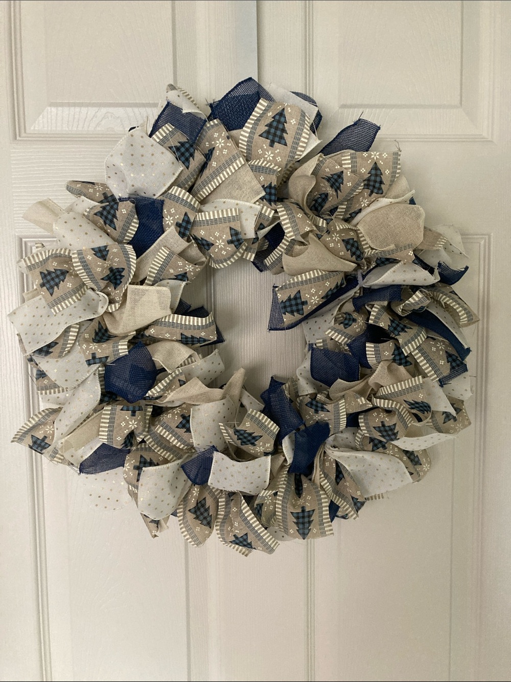 HANDMADE CHRISTMAS WREATH BLUE WHITE ROUND GOLD POLKA DOTS 18 INCHES